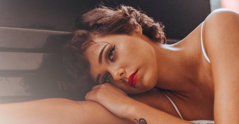10 Signs Youre Falling Into the Dating Trap
